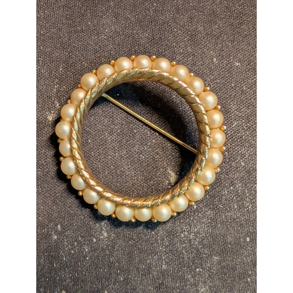 Vintage Trifari Gold Tone Faux Pearl Wreath Circle Brooch Pin Classic Jewelry